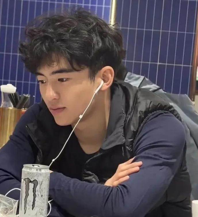 謝賢頭七剛過,18歲的謝振軒,用一個舉動「引發討論」謝霆鋒,張柏芝贏麻了